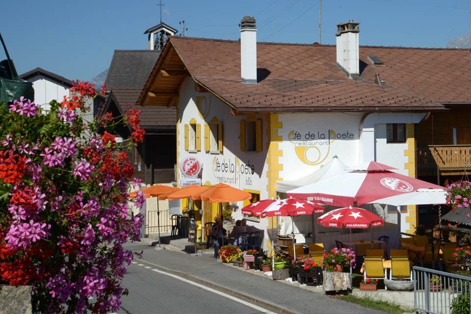 Café de la poste à la Vernaz au coeur du village